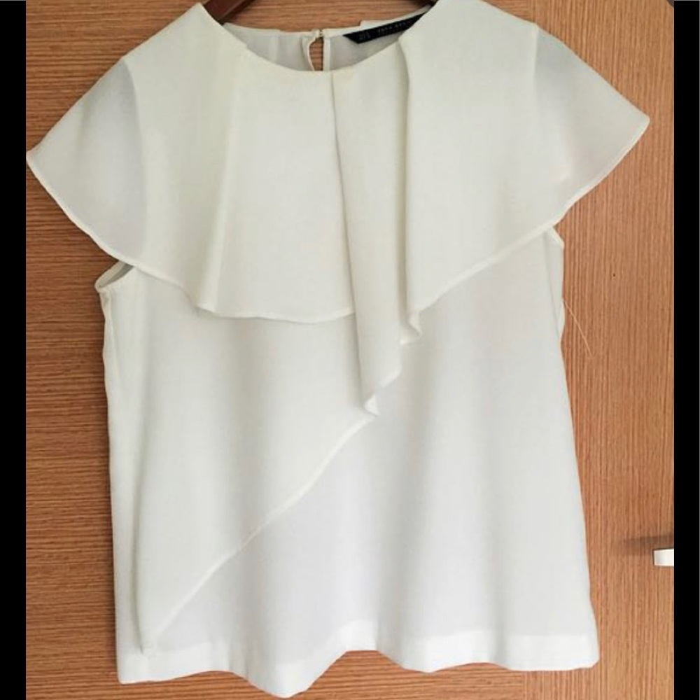 ⭐️🎉3 items for $30 🎉  Zara Basic Collection white ruffle blouse Small